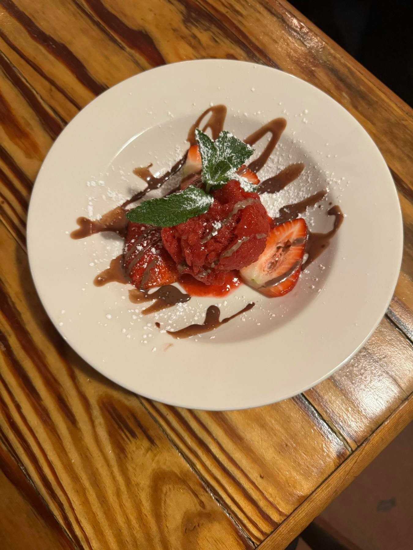 Sorbetto Al Lampone Selvatico Con Salsa Al Cioccolato Fondente.