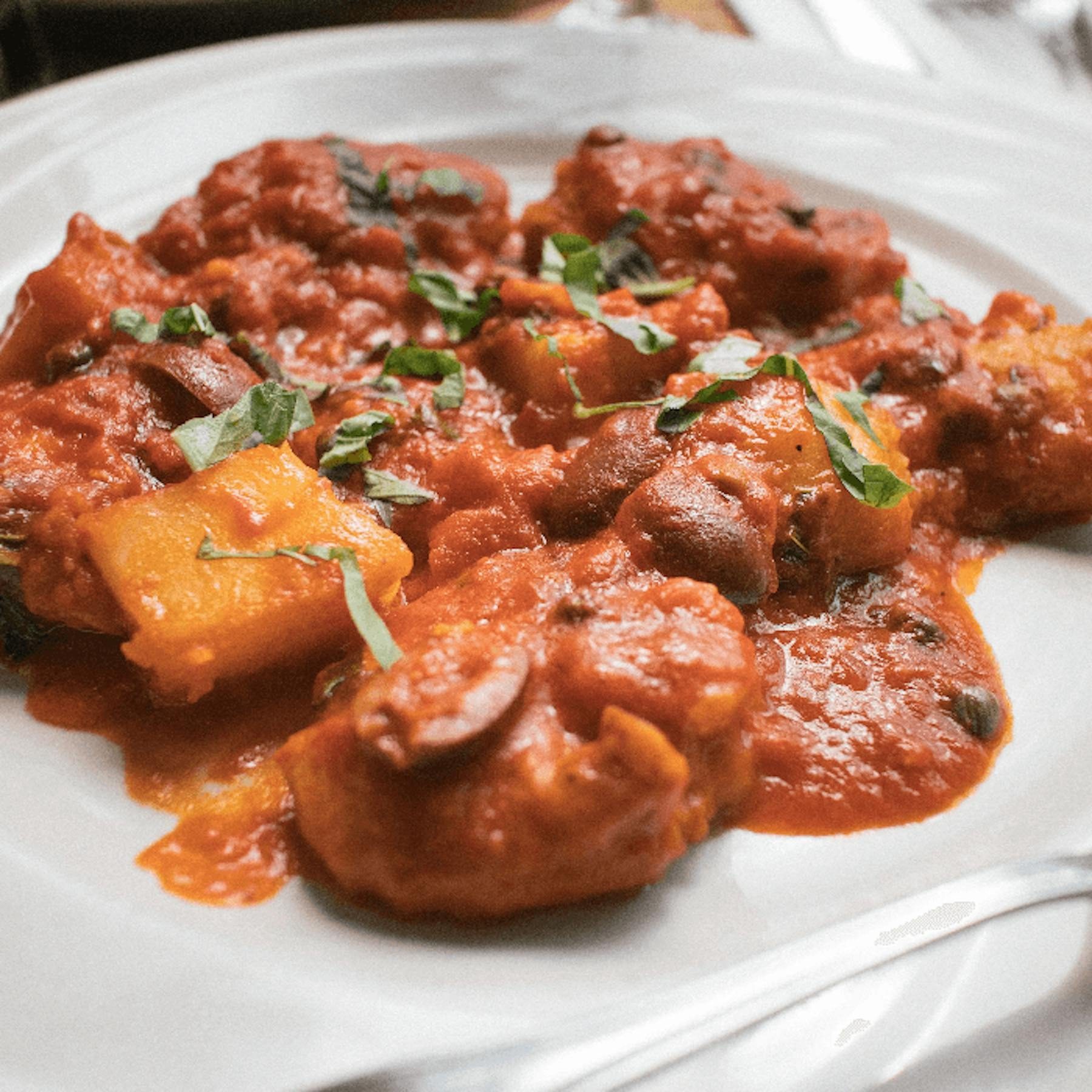 Monkfish Filetto Di Coda Di Rospo in Tegame Con Olive E Patate in Salsa Di Pomodoro.