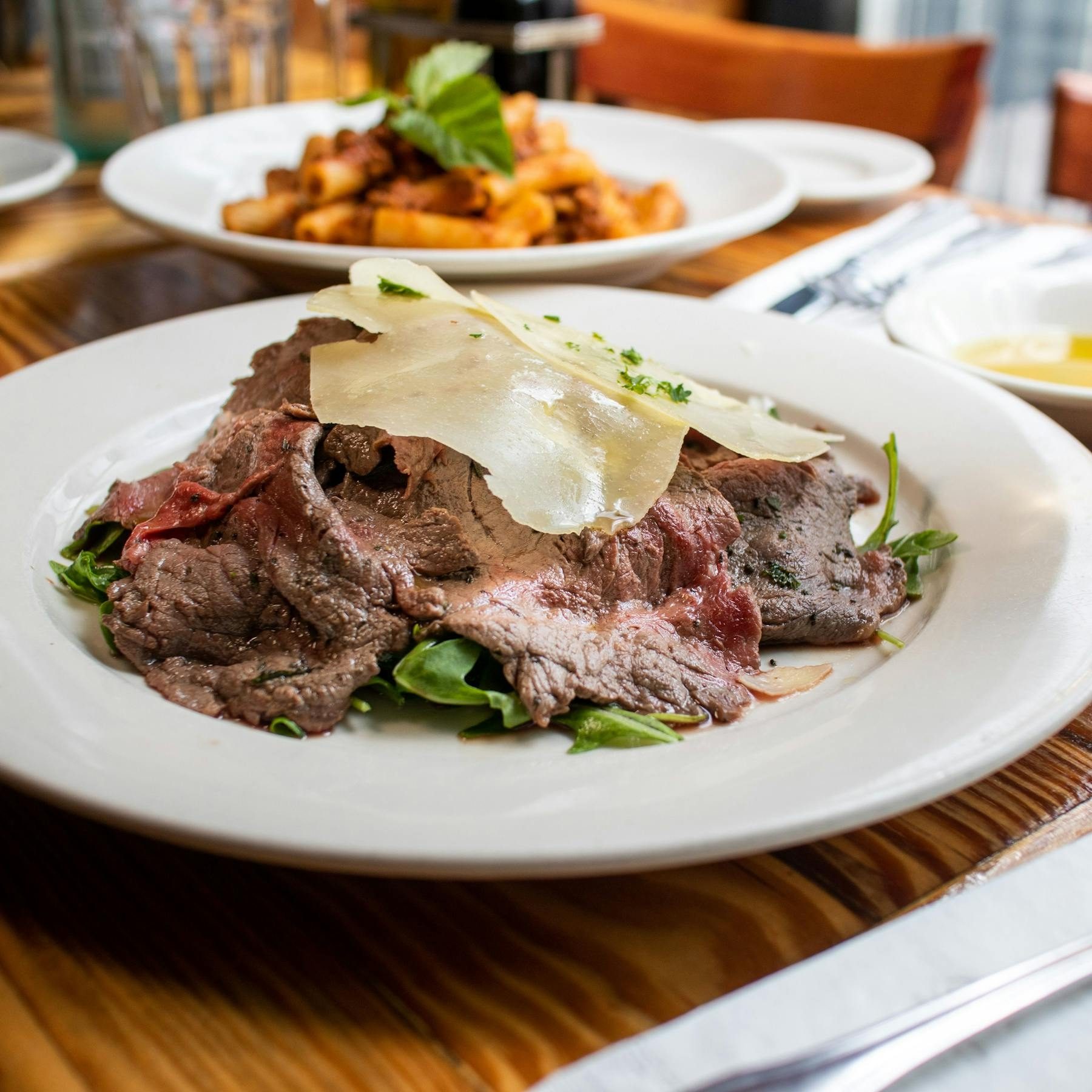 Straccetti Di Manzo Con Rucola E Parmigiano.