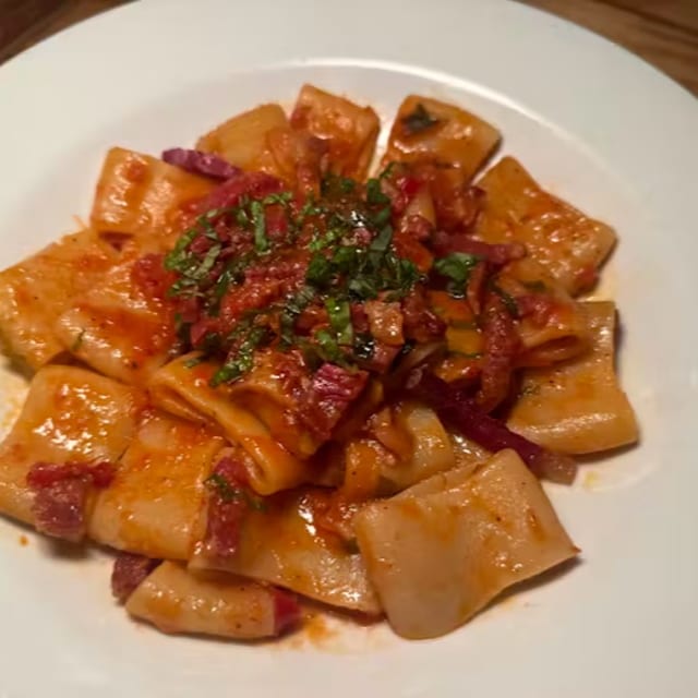 Pasta Calamarata Con Speck Croccante, Peperoncino, Formaggio Pecorino E Menta Fresca.
