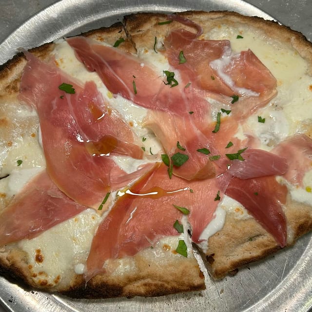 Pinsa Pizza Ricotta E Prosciutto.