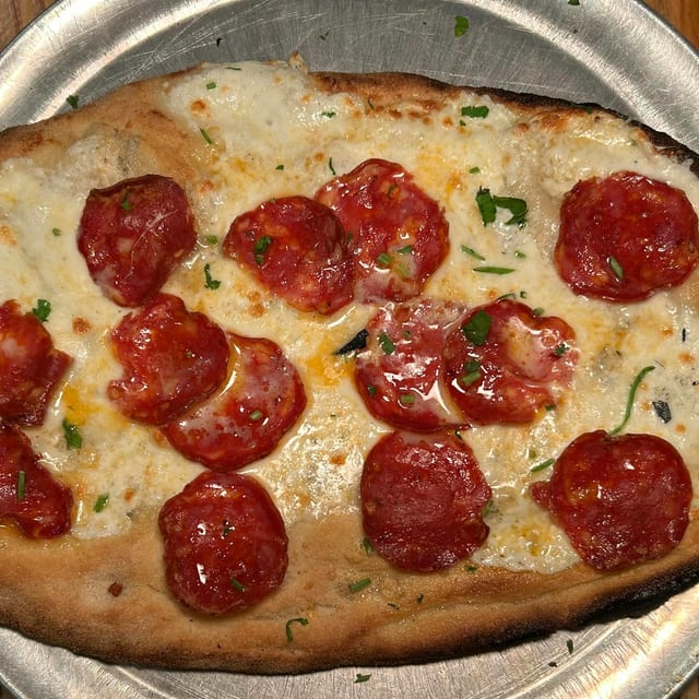 Pinsa Gorgonzola Con Bel Paese E Salame Piccante.