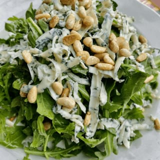 Insalata Di Rucola Con Pignoli Tostati E Scaglie Di Formaggio Erborinato Al Limone