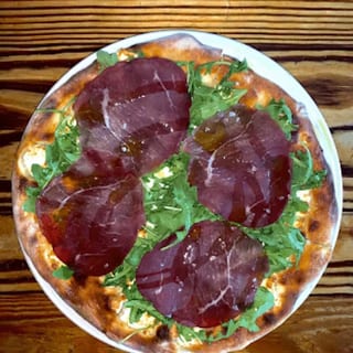 Pizza con stracchino breosala e ruchetta