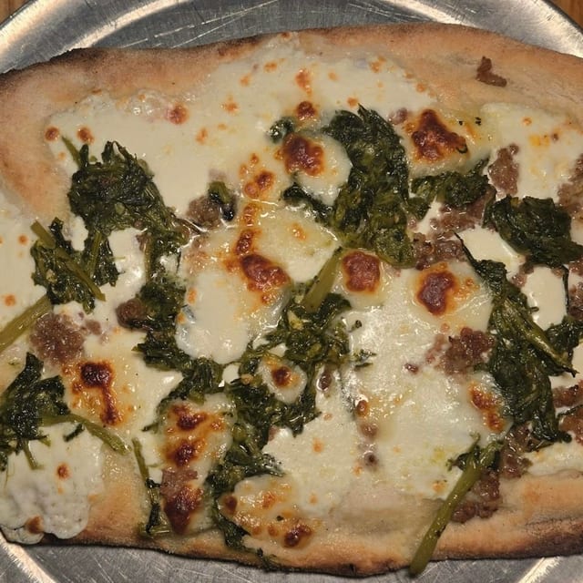 Pinsa Pizza Salsiccia E Friarielli.