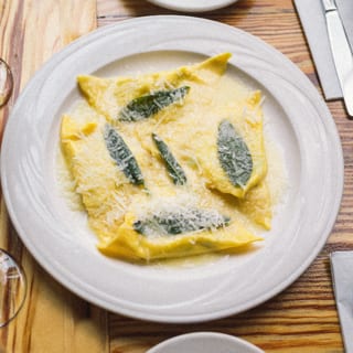 Ravioli Di Ricotta E Spinaci in Burro E Salvia